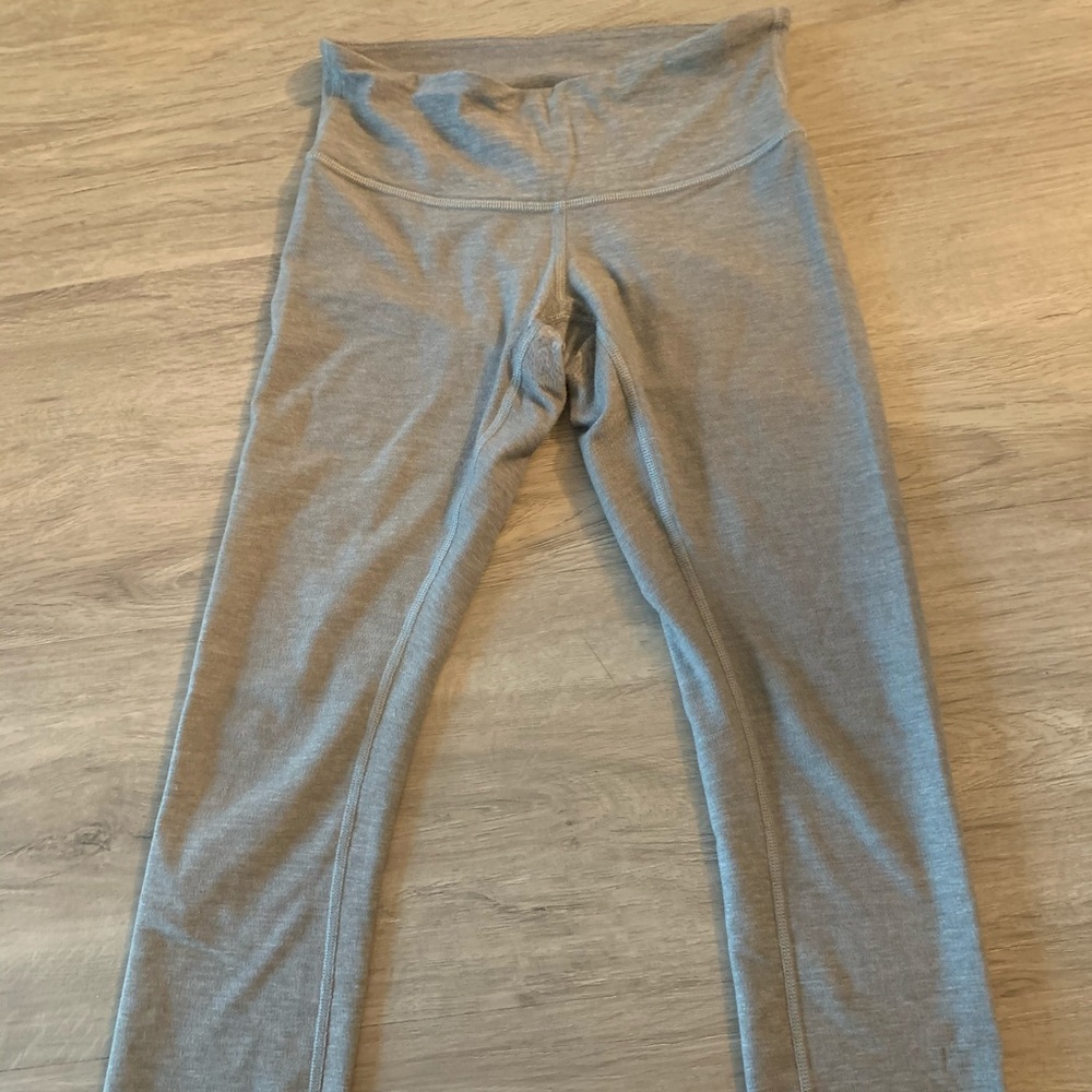Cropped light grey Lululemon leggings